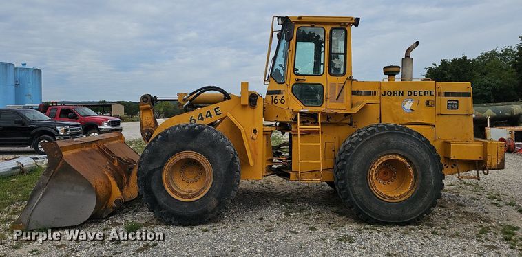 image for item NX9165 1991 John Deere  644E loader
