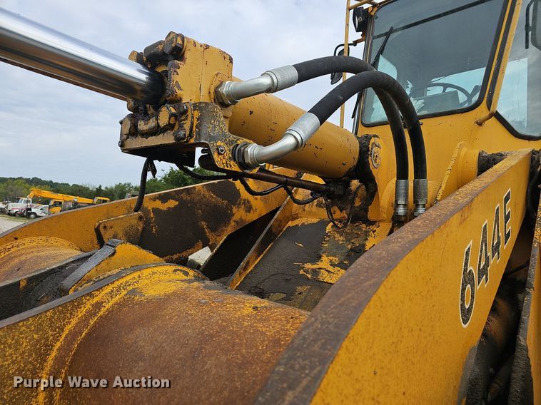 image for item NX9165 1991 John Deere  644E loader