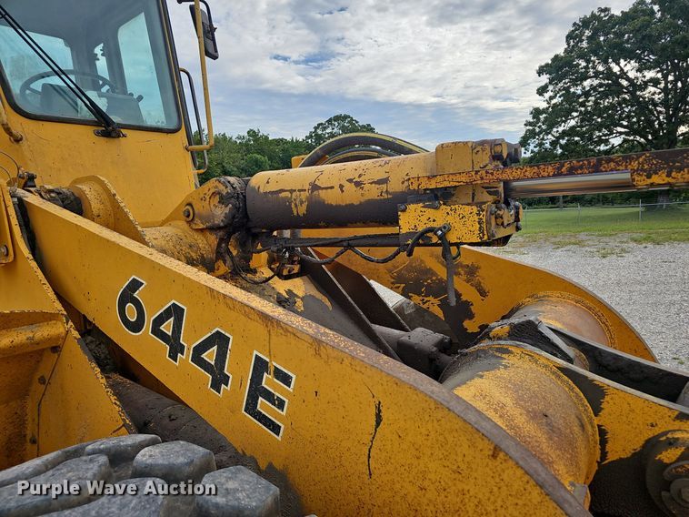 image for item NX9165 1991 John Deere  644E loader