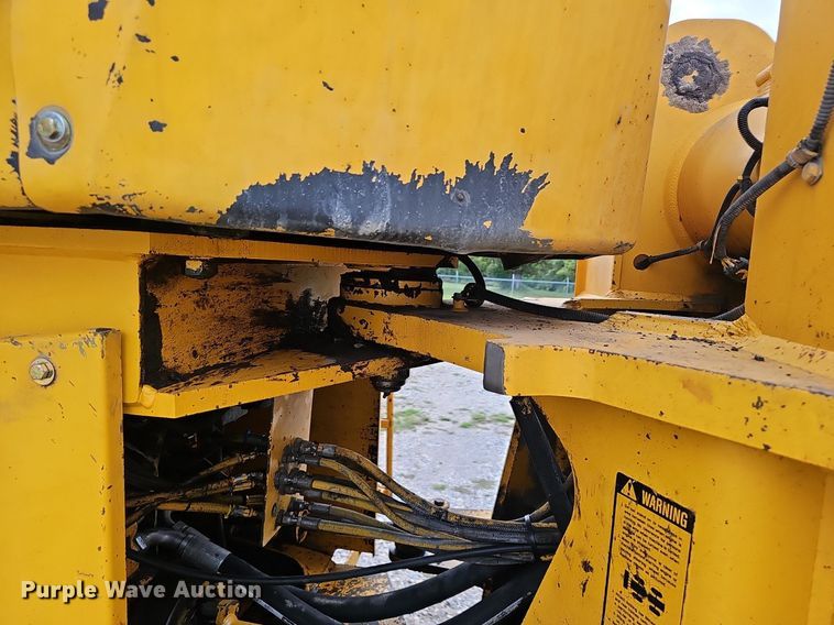 image for item NX9165 1991 John Deere  644E loader