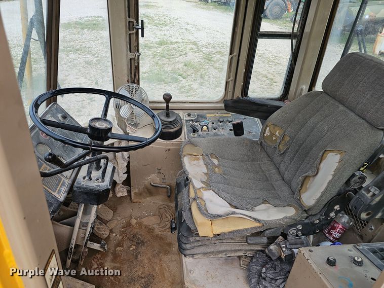 image for item NX9165 1991 John Deere  644E loader