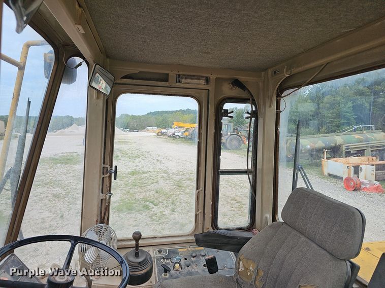 image for item NX9165 1991 John Deere  644E loader