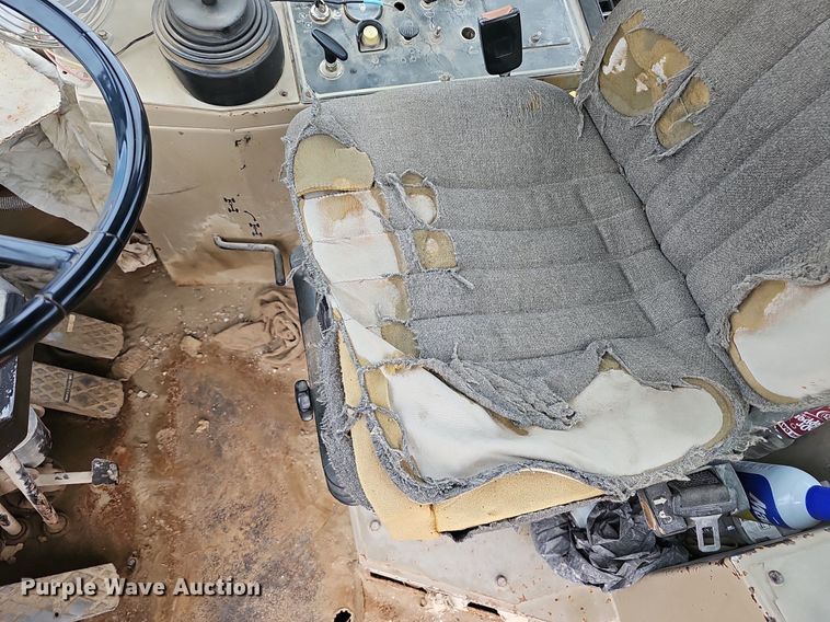 image for item NX9165 1991 John Deere  644E loader