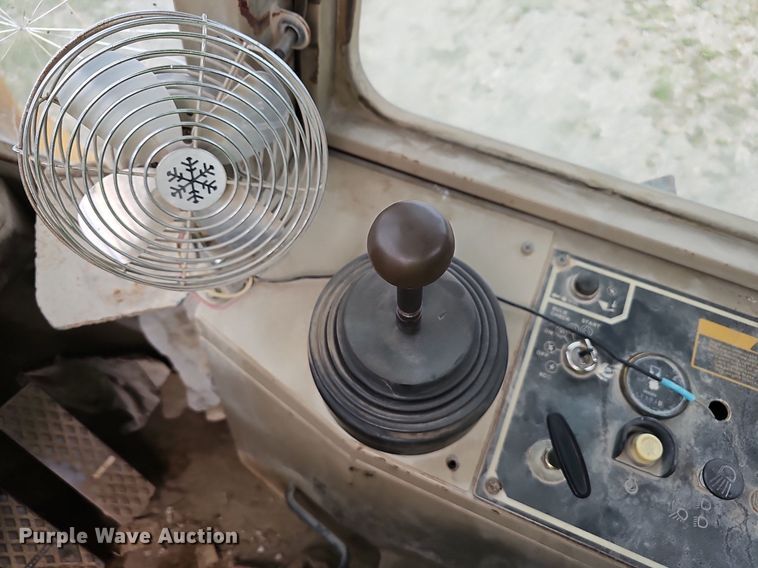 image for item NX9165 1991 John Deere  644E loader