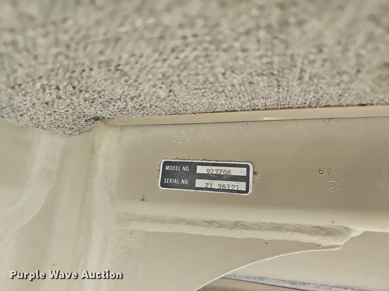 image for item NX9165 1991 John Deere  644E loader