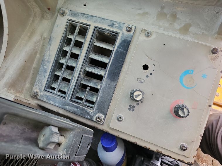 image for item NX9165 1991 John Deere  644E loader