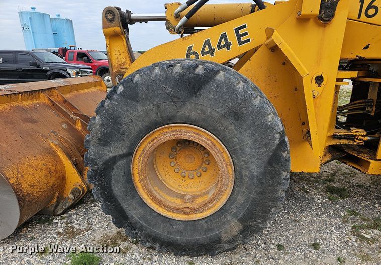 image for item NX9165 1991 John Deere  644E loader