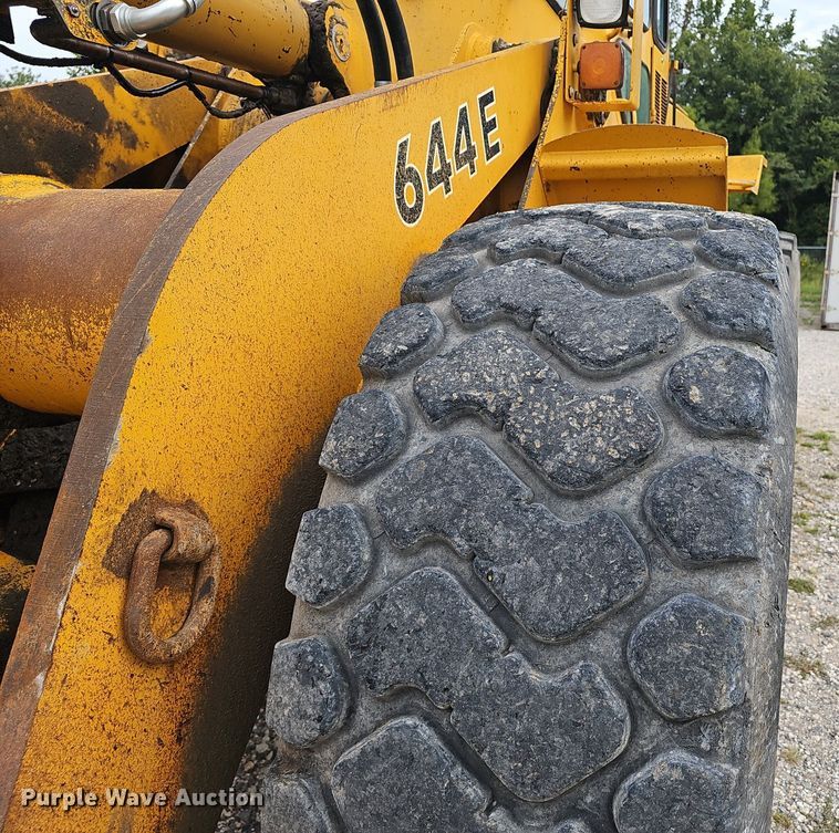 image for item NX9165 1991 John Deere  644E loader