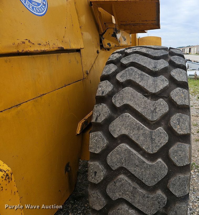 image for item NX9165 1991 John Deere  644E loader