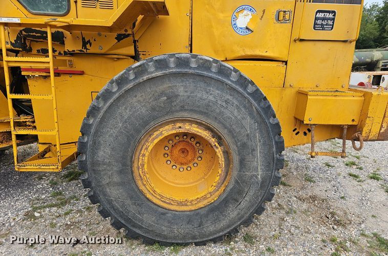 image for item NX9165 1991 John Deere  644E loader