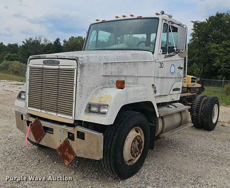 image for item OC9185 1988 Freightliner  FLC truck cab and chassis