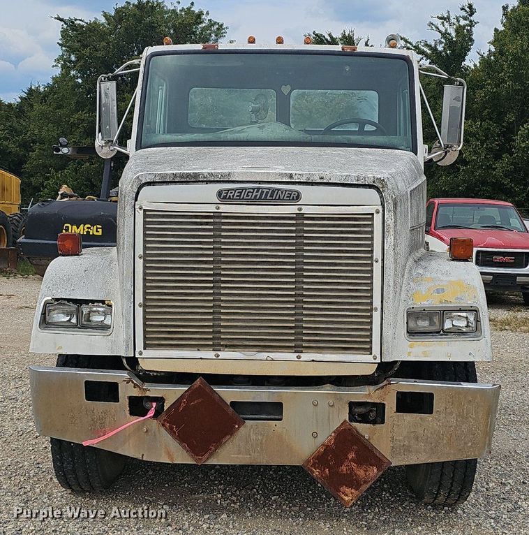 image for item OC9185 1988 Freightliner  FLC truck cab and chassis