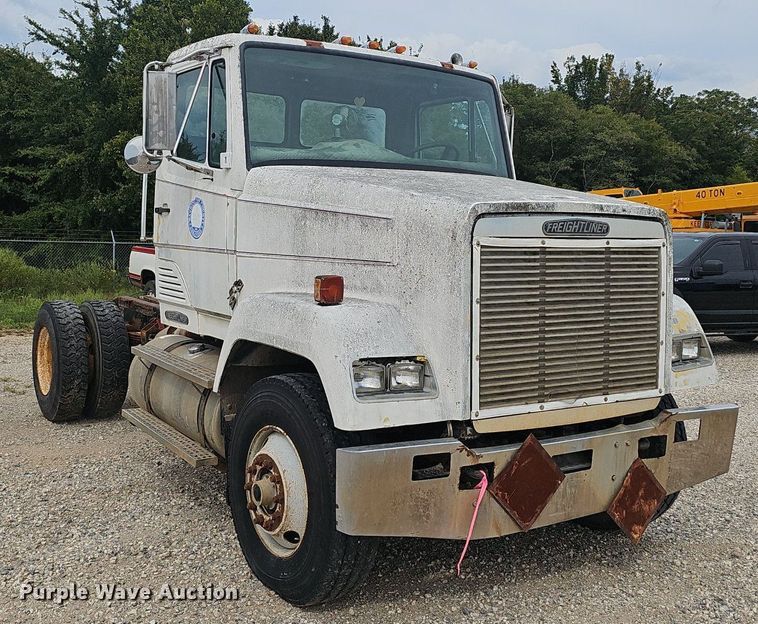 image for item OC9185 1988 Freightliner  FLC truck cab and chassis