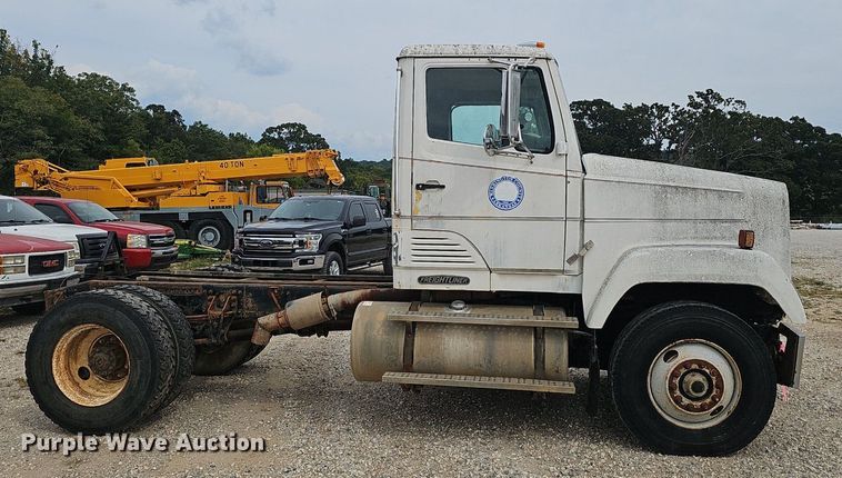 image for item OC9185 1988 Freightliner  FLC truck cab and chassis