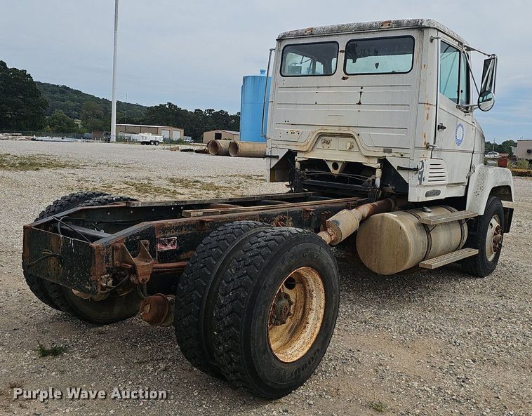 image for item OC9185 1988 Freightliner  FLC truck cab and chassis