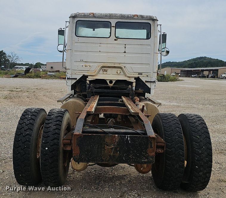 image for item OC9185 1988 Freightliner  FLC truck cab and chassis