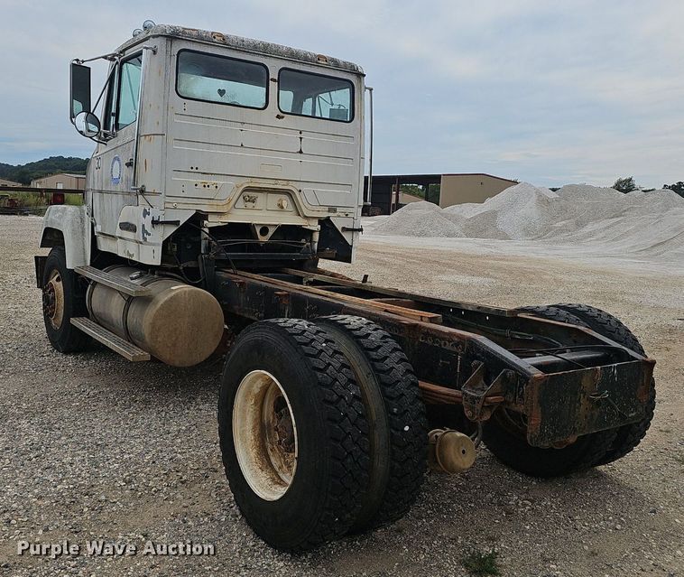 image for item OC9185 1988 Freightliner  FLC truck cab and chassis