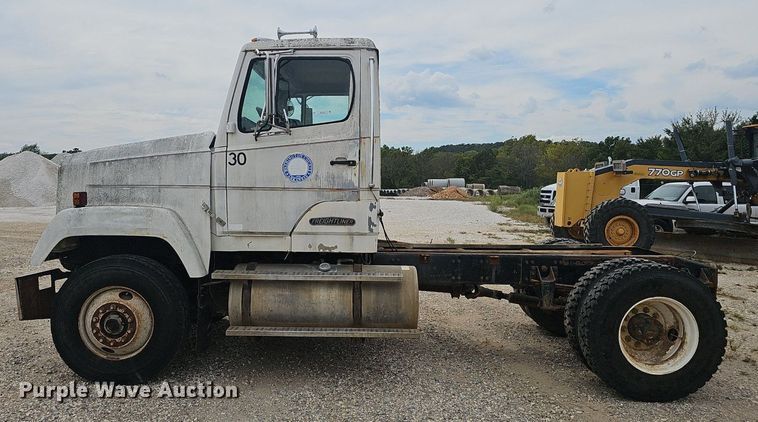 image for item OC9185 1988 Freightliner  FLC truck cab and chassis