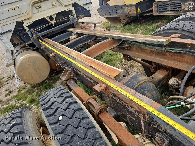 image for item OC9185 1988 Freightliner  FLC truck cab and chassis