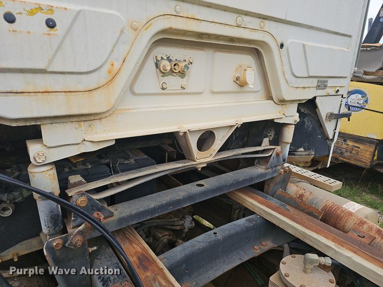 image for item OC9185 1988 Freightliner  FLC truck cab and chassis