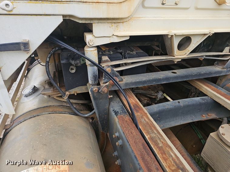 image for item OC9185 1988 Freightliner  FLC truck cab and chassis