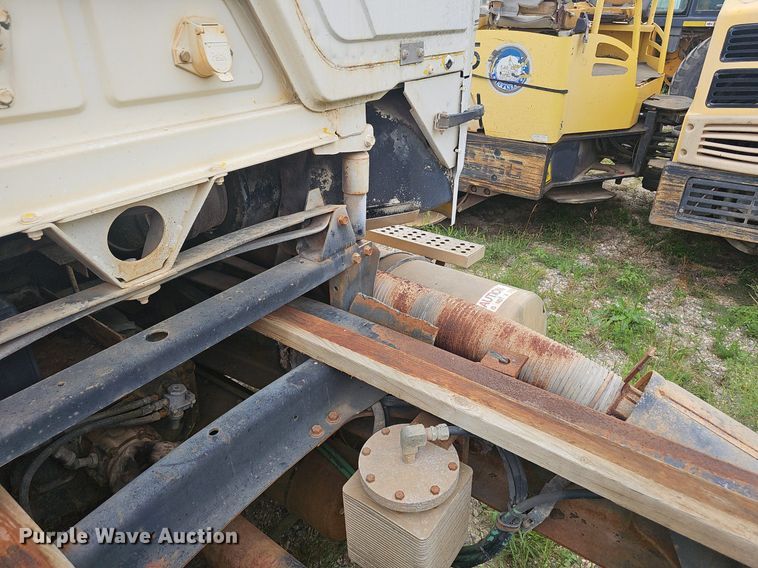 image for item OC9185 1988 Freightliner  FLC truck cab and chassis