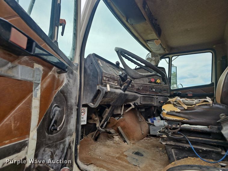 image for item OC9185 1988 Freightliner  FLC truck cab and chassis