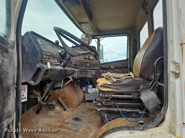 image for item OC9185 1988 Freightliner  FLC truck cab and chassis