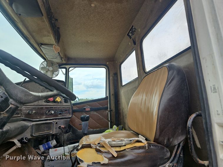 image for item OC9185 1988 Freightliner  FLC truck cab and chassis