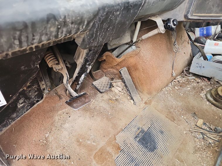 image for item OC9185 1988 Freightliner  FLC truck cab and chassis