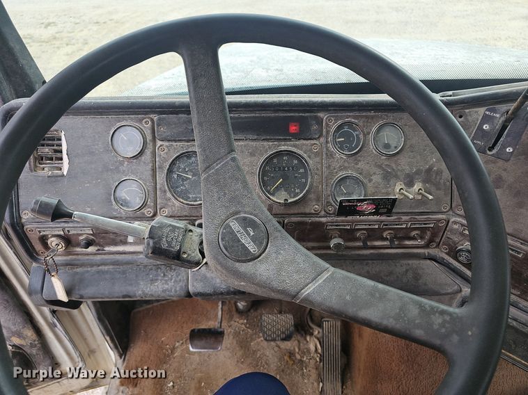 image for item OC9185 1988 Freightliner  FLC truck cab and chassis