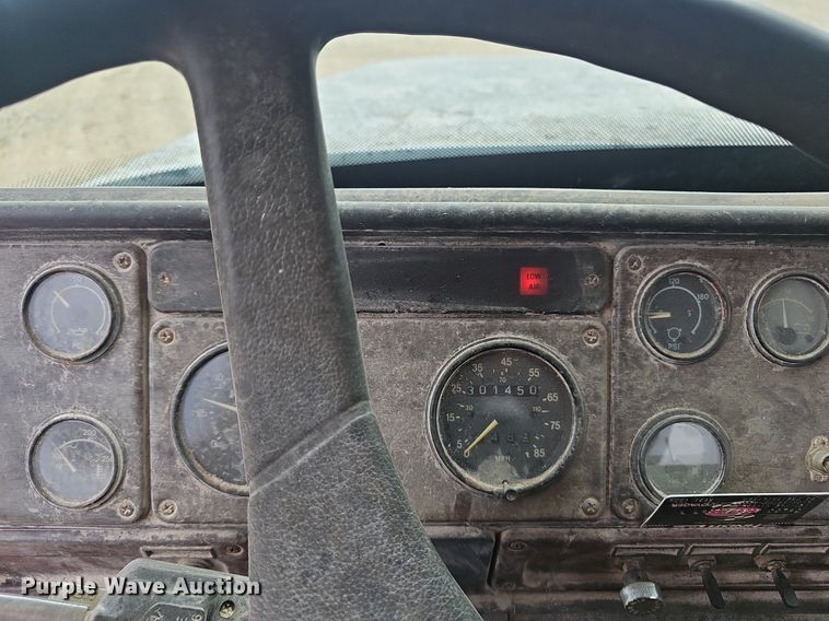 image for item OC9185 1988 Freightliner  FLC truck cab and chassis