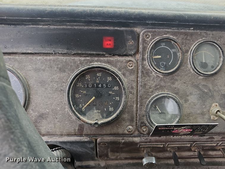 image for item OC9185 1988 Freightliner  FLC truck cab and chassis