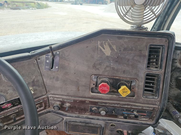 image for item OC9185 1988 Freightliner  FLC truck cab and chassis