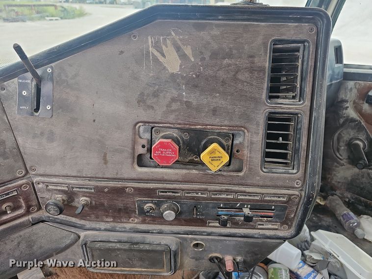 image for item OC9185 1988 Freightliner  FLC truck cab and chassis