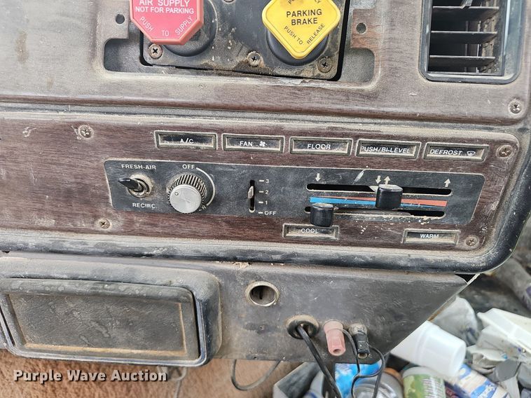 image for item OC9185 1988 Freightliner  FLC truck cab and chassis