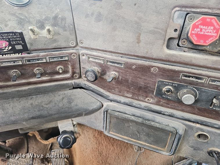 image for item OC9185 1988 Freightliner  FLC truck cab and chassis