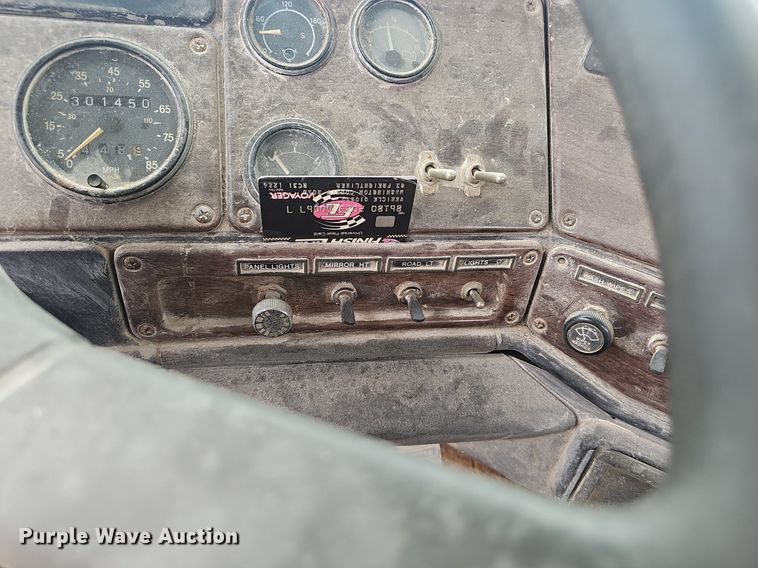 image for item OC9185 1988 Freightliner  FLC truck cab and chassis