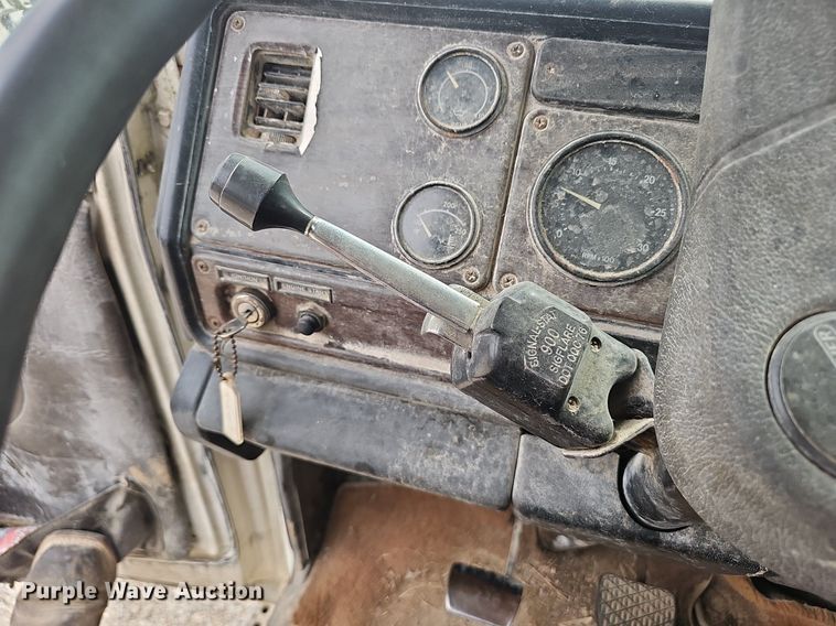 image for item OC9185 1988 Freightliner  FLC truck cab and chassis