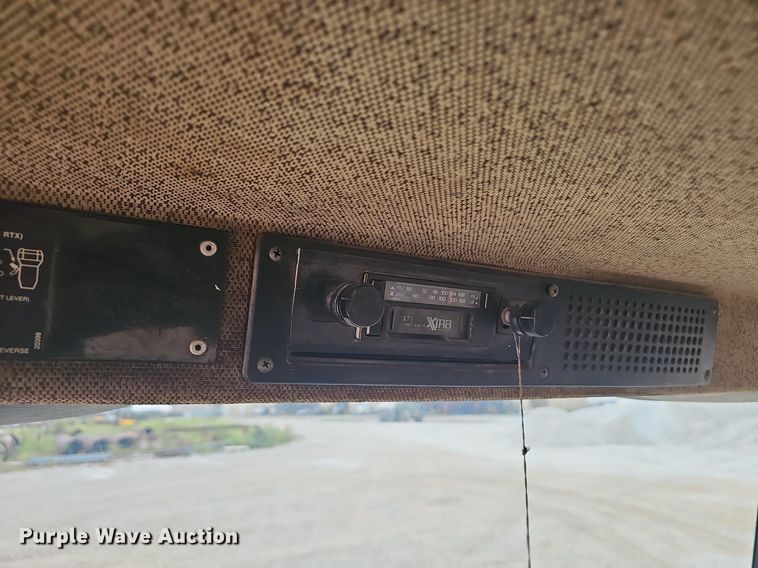 image for item OC9185 1988 Freightliner  FLC truck cab and chassis