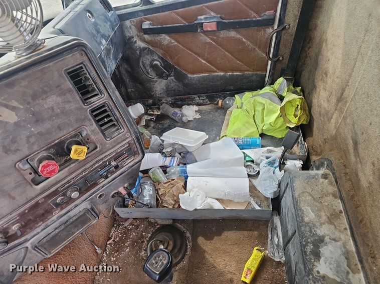 image for item OC9185 1988 Freightliner  FLC truck cab and chassis