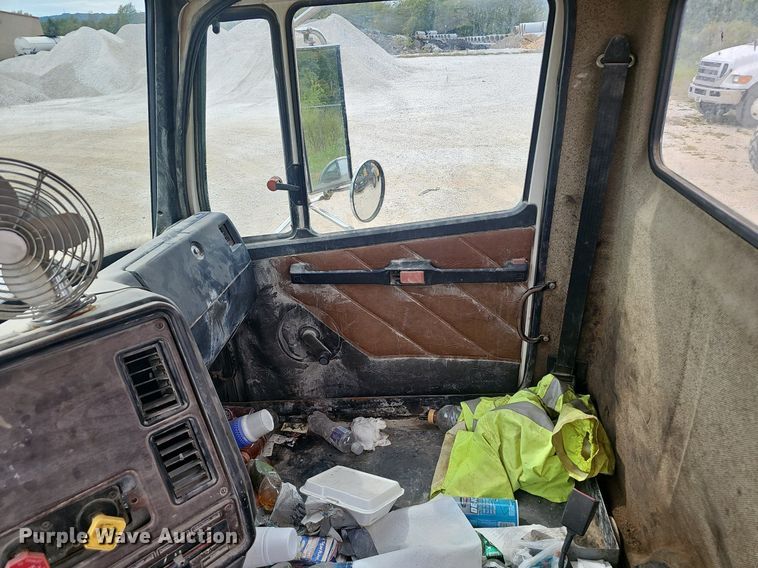 image for item OC9185 1988 Freightliner  FLC truck cab and chassis