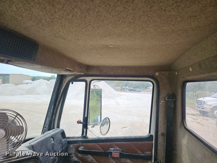 image for item OC9185 1988 Freightliner  FLC truck cab and chassis