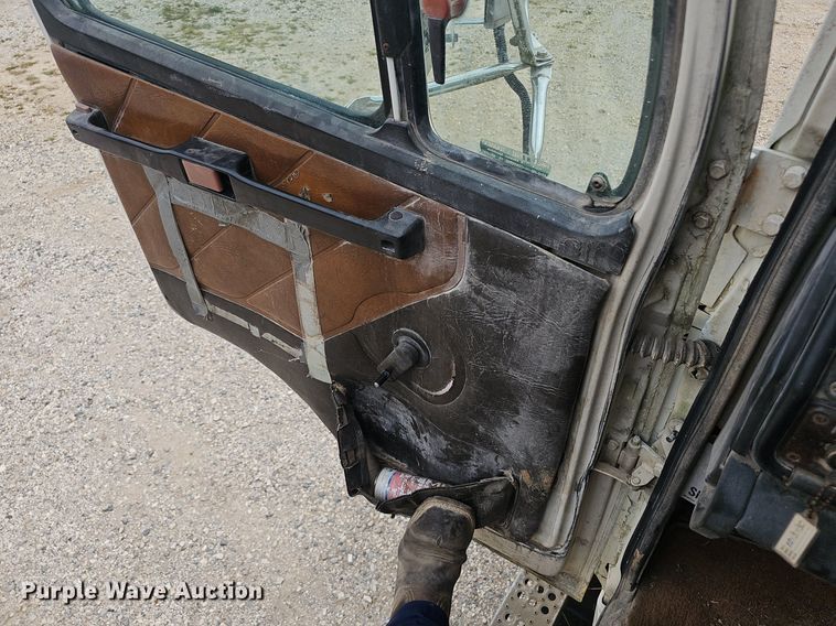 image for item OC9185 1988 Freightliner  FLC truck cab and chassis