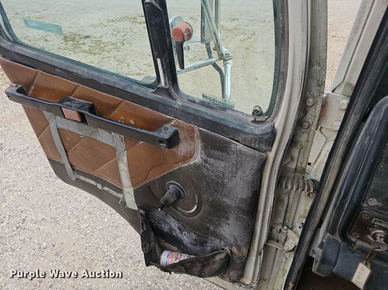 image for item OC9185 1988 Freightliner  FLC truck cab and chassis