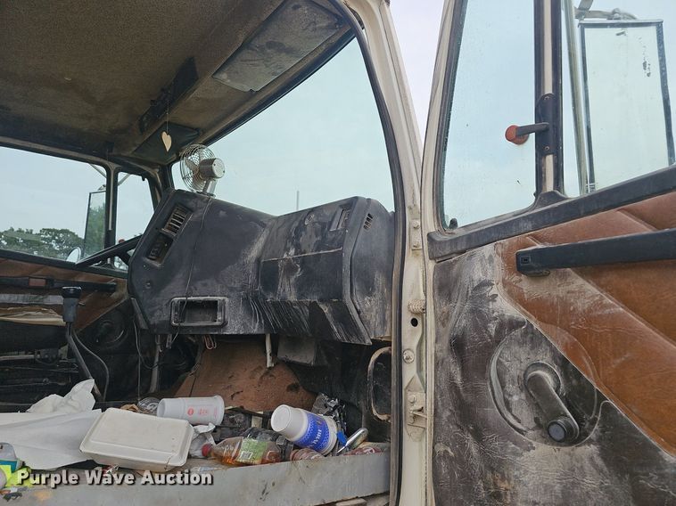 image for item OC9185 1988 Freightliner  FLC truck cab and chassis