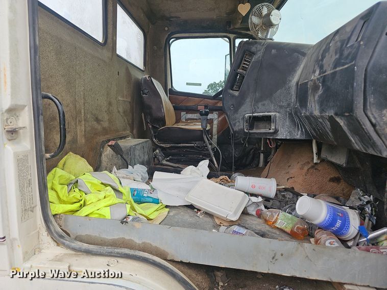 image for item OC9185 1988 Freightliner  FLC truck cab and chassis