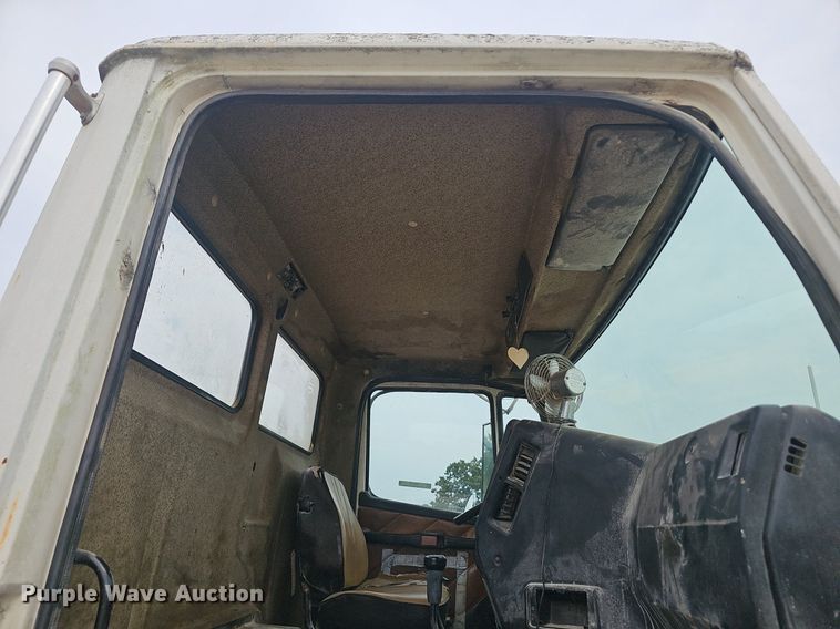 image for item OC9185 1988 Freightliner  FLC truck cab and chassis