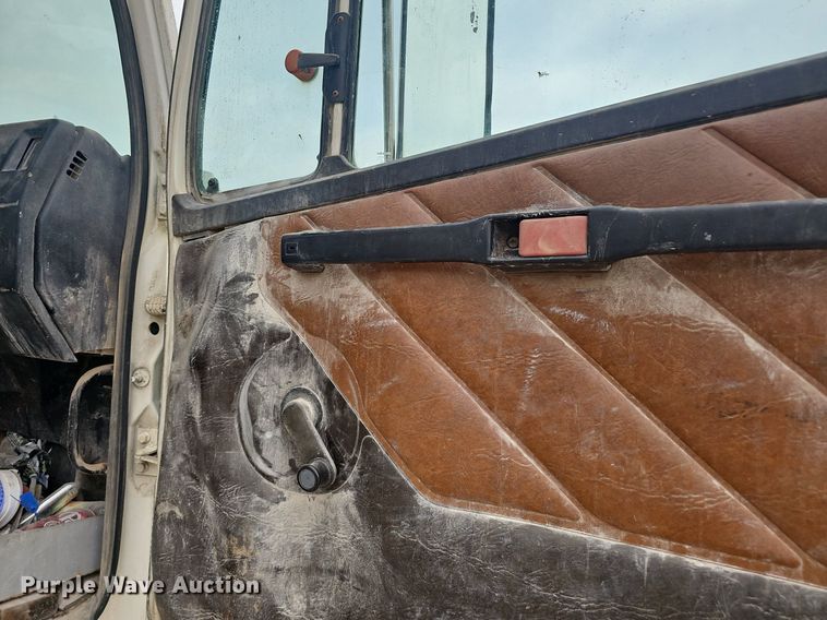 image for item OC9185 1988 Freightliner  FLC truck cab and chassis