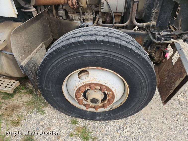 image for item OC9185 1988 Freightliner  FLC truck cab and chassis